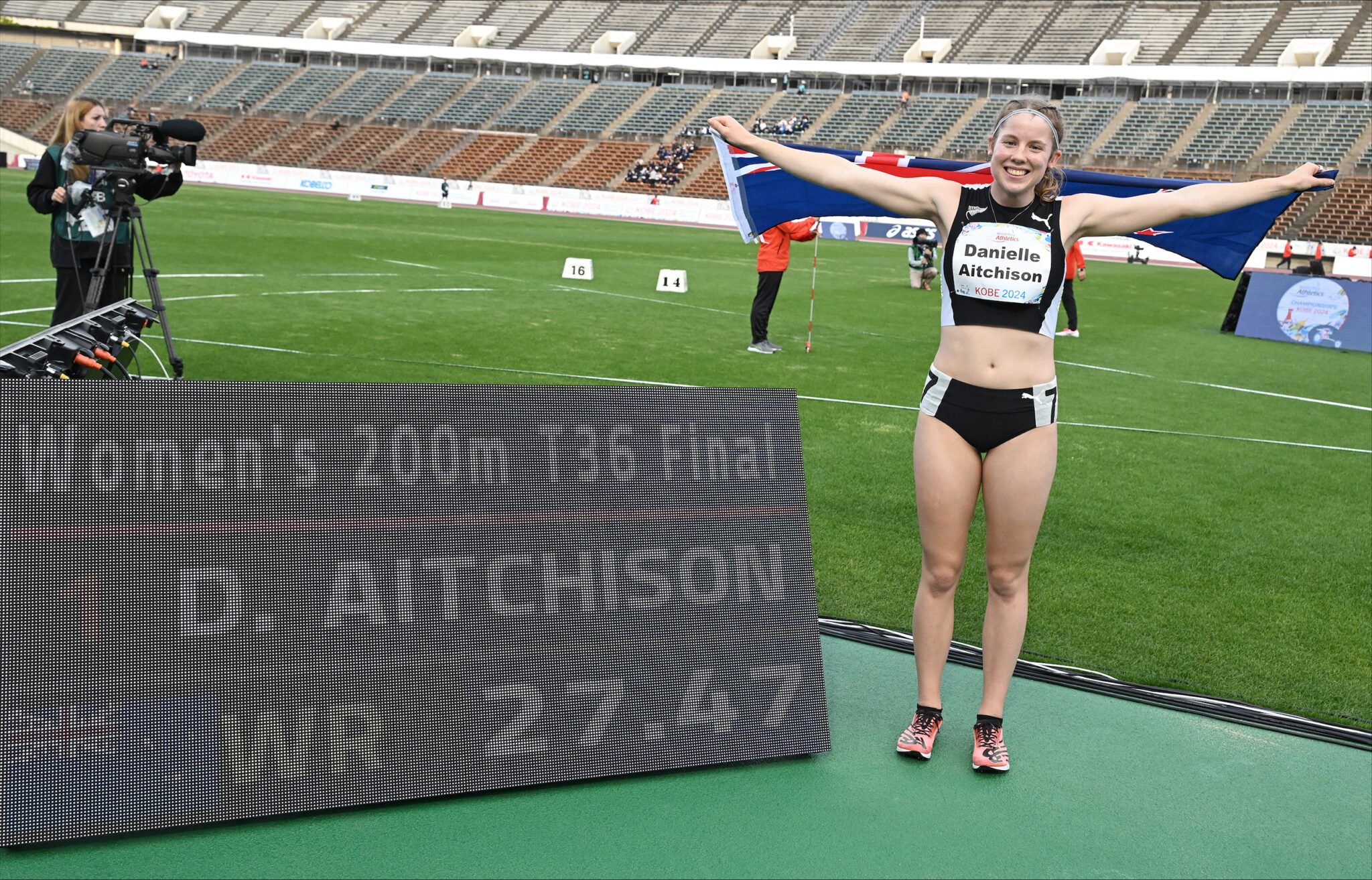 Danielle obliterates world record enroute to stunning 200m gold